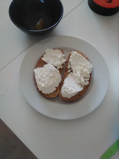 anonymous_derp - Dzisiejsze śniadanie: Chleb, chudy twaróg, kawałek kiszonego ogórka....