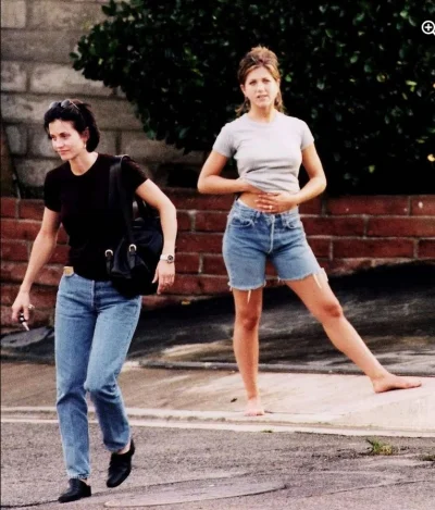 Vegasik69 - Jennifer Aniston and Courteney Cox in Los Angeles, 1994 
#jenniferanisto...