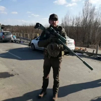 wfyokyga - Brytyjski strzelec wyborowy, walczący po stronie Ukraińskiej, uzbrojony w ...