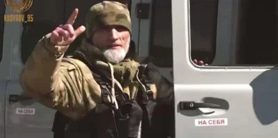 Amatorro - Elitarni żołnierze Kadyrowa muszą mieć na drzwiach samochodu napisane "DO ...