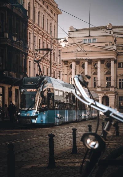 mrsopelek - Tramwaj, czy rower?

#wroclaw #fotografia #tramwaje #sopelek