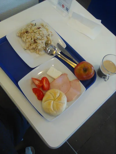 anonymous_derp - Dzisiejsze polowe śniadanie: Ryż, twaróg, szynka, pomidory, bułka, j...