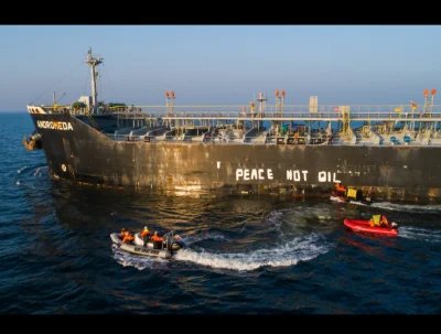 tomkol - Greenpeace pomalował statek wpływający dziś do terminalu paliw Naftoport w a...