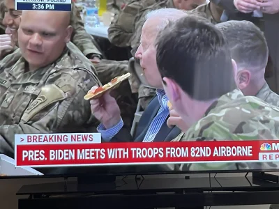P.....k - Joe Biden usiadł razem z żołnierzami 82 Dywizji Powietrznodesantowej i je p...