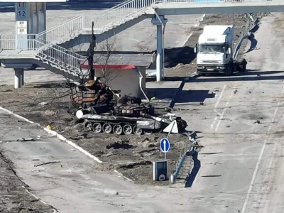 Thorkill - @JanLaguna: A tu zdjęcie zniszczonych rosyjskich czołgów przy stacji benzy...