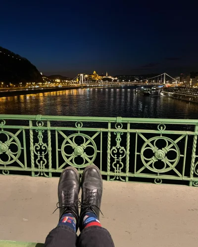 S.....n - Budapeszt nocą, z Mostu Wolności. Można sobie usiąść i patrzeć na nocne mia...
