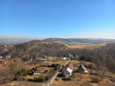 WR9100 - Widok ze skały na Dębowej Górze w Nielepicach (w tle skalka z krzyżem - wido...