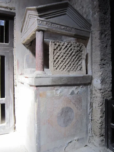 IMPERIUMROMANUM - Lararium z Pompejów

Lararium (ołtarz dla bóstw domowych) w atriu...