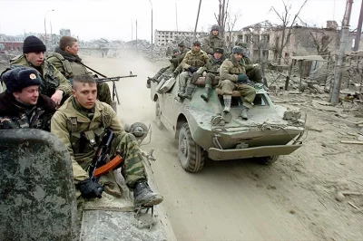 myrmekochoria - Rosyjscy żołnierze na patrolu w ruinach Groznego, 1995/1996. 

#sta...