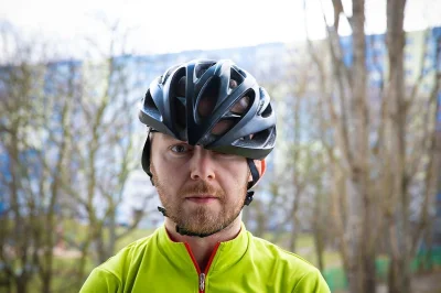 bury256 - Jaki kupić #kask na #rower abym nie wyglądał w nim jak debil, nie wydał mil...