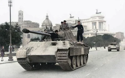wojna - Niemieckie czołgi Panzer V 'Panther' przejeżdżają przez Rzym, Włochy.

1944...