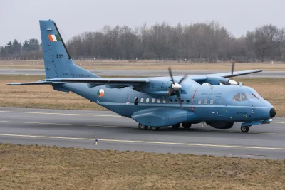 XKHYCCB2dX - CASA CN-235MPA 253 należąca do Irlandzkiego Korpusu Powietrznego kołuje ...