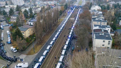 e.....u - Każdy tak chwali Zełenskiego, że został w Kijowie. To co media nie mówią to...