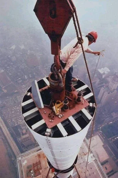 JanParowka - Gościu se naprawia antenę na WTC w roku 1979

#ciekawostki #usa #stare...