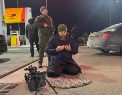 U.....a - A tu Kadyrow modli się w Waszyngtonie, a za kamerą stoi 300 jego żołnierzy....