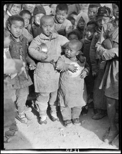 myrmekochoria - Bezdomne lub osierocone dzieci w kolejce po kasze, Chiny 1917.

#st...