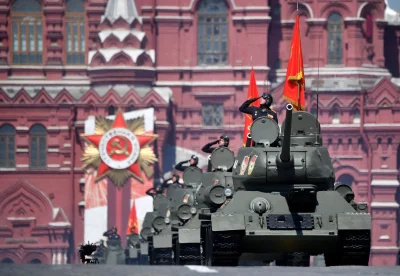 nie_mientki - Rok 2021. Putin przyjmuje kolumnę wojsk pancernych podczas Parady Zwyci...