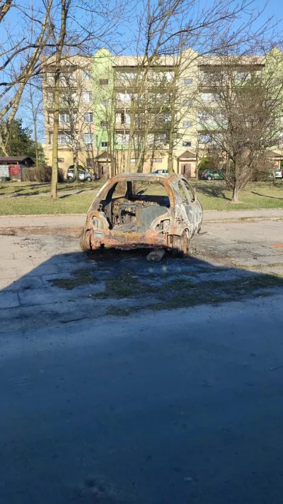 MrMate - Na osiedlu stoi spalony samochód, nikt nie chce go ruszyć od kilku tygodni. ...