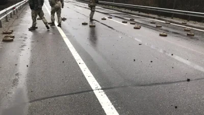 qweasdzxc - Ukraińscy żołnierze delikatnie usuwają miny przeciwpancerne z drogi umożl...