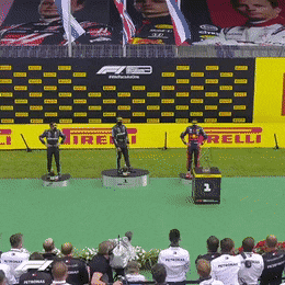 Niemaszracj_idioto - Pamiętacie te roboty do podawania kierowcom pucharów? xD
#f1