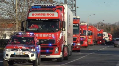 Budo - Portugalska kolumna strażacka w drodze na Ukrainę. Ciężarówki wyładowane sprzę...