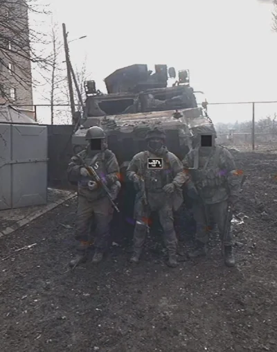 LazyInitializationException - Rosyjscy żołnierze pozujący przy zniszczonym ukraińskim...