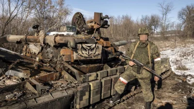 LazyInitializationException - Żołnierze rosyjscy pozujący przy zniszczonym sprzęcie u...