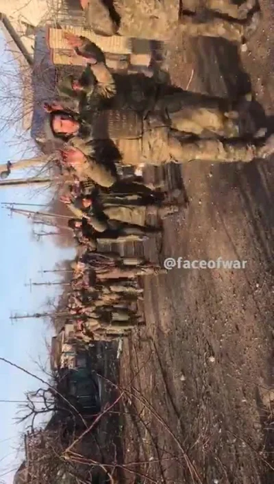 mel0nik - Ukraińscy żołnierze rzekomo z Mariupola, którzy się poddali, ma być tutaj 2...