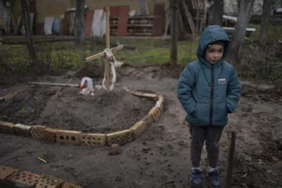 runnerrunner - 6-letni Wład stojący przy grobie swojej mamy pochowanej na podwórku ic...