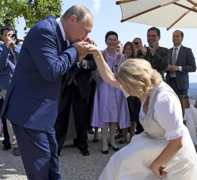 sotilas - Minister spraw zagranicznych Austrii Karin Kneissl na swoim weselu, sierpie...