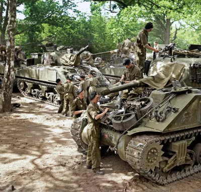 wojna - Załogi czołgów Sherman 13/18 Pułk Królewskiego Korpusu Pancernego Royal Hussa...
