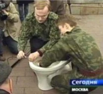 chosenon3 - @KtosInnyNizJa: Rosyjski żołnierz, przetyka sedes Ukraińskiej rodzinie wł...