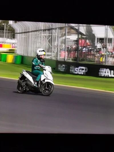 Bobokkk - #f1 spokojnie, to tylko Sebek na skuterze w moto gp Australii. Można scroll...