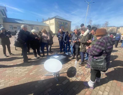 Trismus - Mieszkańcy wyzwolonego Iwankowa w obwodzie kijowskim nawiązują kontakt ze s...