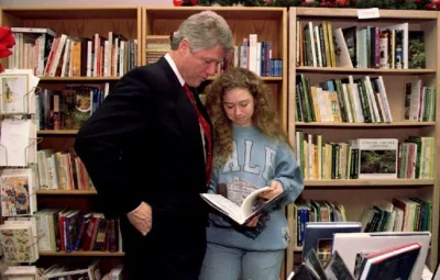 thetrumpist- - Bill Clinton z córką Chelsea Clinton w lokalnej księgarni podczas świą...