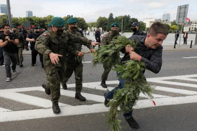 januszzczarnolasu - > TvPis zapętliła Kurskiego składającego wieniec.

@sawes1: ( ͡...