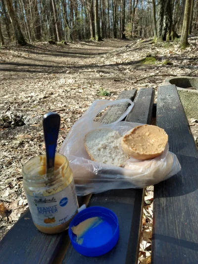 o.....o - Drugie śniadanie, w lesie.
Bułka poznańska z biedronki i masło orzechowe.
P...
