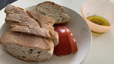 asdfghjkl - świeży chleb z małej piekarni we wsi, oliwa własnej produkcji od somsiada...