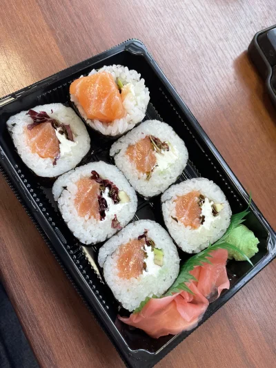 pawelkomar - #sushi #pracbaza #jedzenie 

Takie zestawiki w Leclerc, panie kręcą na ś...