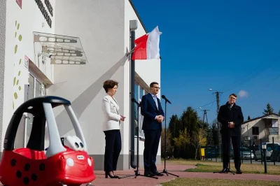 kumba - Premier Morawiecki prezentuje pierwszy polski samochód elektryczny.

#hehes...