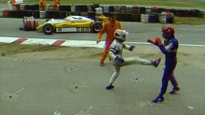 Rzeszowiak2 - Nelson Piquet próbuje kopnąć Eliseo Salazara, Hockenheim 1982. Podczas ...