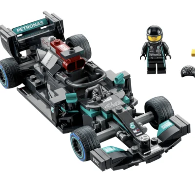 Shewie - Lewis Hamilton w nowym zestawie lego, jest Białym ludzikiem z Afro xD

przyp...