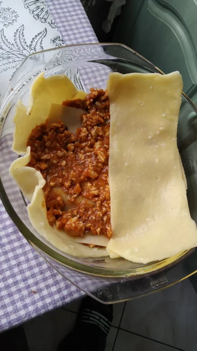 Chlejus - Coś mnie dziś wzięło i zrobiłem lasagne, nawet swój makaron zrobiłem.
Walił...