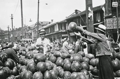 myrmekochoria - Rozładunek arbuzów w Szanghaju, 1936. Pan robotnik roześmiany od ucha...