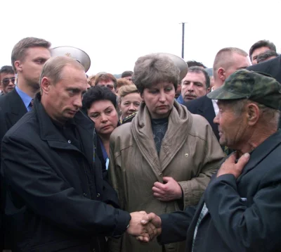 myrmekochoria - Putin spotykający się z rodzinami ofiar Kurska, Widiajewo 2000/2001
...
