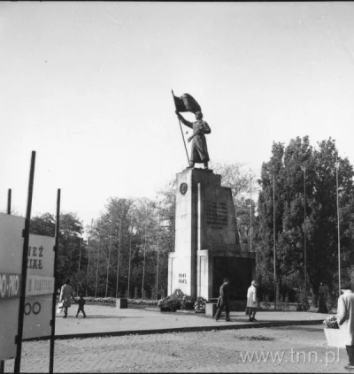 ZukA07B - W Lublinie na Placu Litewskim stał pomnik takiego "wyzwoliciela". Moja ciot...