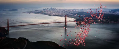 Borealny - Most Golden Gate z czerwonymi balonami i San Francisco w tle, 2010.
Fot. ...