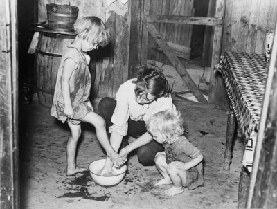 myrmekochoria - Matka myje dzieci w Missouri, 1938. Była żoną połownika. 

#starsze...