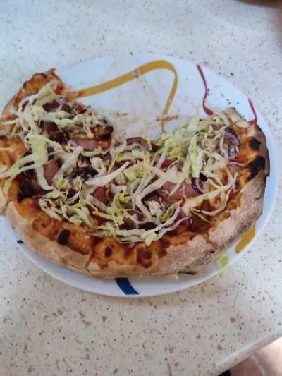 WyluzowanyTypek - Taką #pizza dziś zrobiłem. Na pizzy sos ostry, kiełbasa, papryka, f...