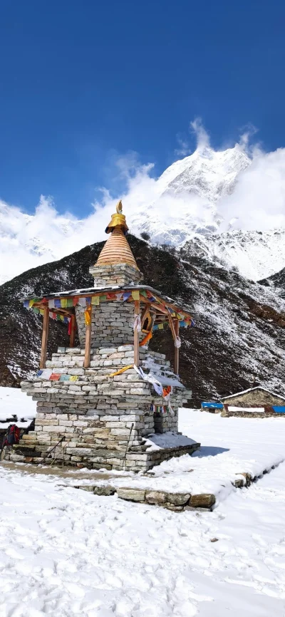 kotbehemoth - Stupa obok buddyjskiego klasztoru Pung Gyen, a w tle Manaslu - jednen z...